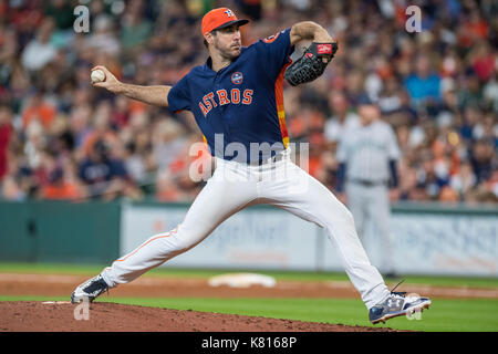 Houston, TX, Stati Uniti d'America. Xvii Sep, 2017. Houston Astros a partire lanciatore Justin Verlander (35) passi durante un Major League Baseball gioco tra Houston Astros e il Seattle Mariners al Minute Maid Park a Houston, TX. Astros ha vinto 7-1 e conquistato il Campionato Americano divisione Ovest. Trask Smith/CSM/Alamy Live News Foto Stock