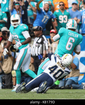 Carson, CA. Xvii Sep, 2017. Los Angeles Chargers difensivo fine Chris McCain #40 saking Miami Dolphins quarterback Jay Cutler #6 durante la seconda metà della NFL Miami Dolphins vs Los Angeles Chargers al centro Stubhub a Carson, CA il 17 settembre 2017. (Assoluta fotografo completo & Company Credit: Jevone Moore/MarinMedia.org/Cal Sport Media (rete televisione vi preghiamo di contattare il vostro rappresentante di vendita per uso televisivo. Credito: csm/Alamy Live News Foto Stock
