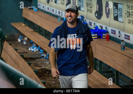 Houston, TX, Stati Uniti d'America. Xvii Sep, 2017. Houston Astros a partire lanciatore Justin Verlander (35) sorride dopo un Major League Baseball gioco tra Houston Astros e il Seattle Mariners al Minute Maid Park a Houston, TX. Astros ha vinto 7-1 e conquistato il Campionato Americano divisione Ovest. Trask Smith/CSM/Alamy Live News Foto Stock