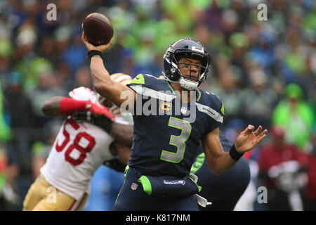 17 settembre 2017: Seattle Seahawks quarterback Russel Wilson (3) guarda al passaggio durante un gioco tra il San Francisco 49ers e il Seattle Seahawks al campo CenturyLink a Seattle, WA il 17 settembre 2017. Sean marrone/CSM Foto Stock