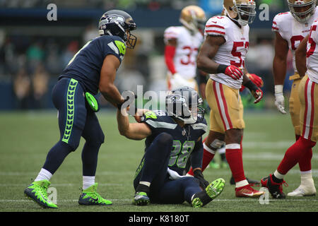 17 settembre 2017: Seattle Seahawks quarterback Russel Wilson (3) consente di Seattle Seahawks stretto fine Jimmy Graham (88) durante una partita tra San Francisco 49ers e il Seattle Seahawks al campo CenturyLink a Seattle, WA il 17 settembre 2017. Il Seahawks sconfitto il 49ers 12-9. Sean marrone/CSM Foto Stock