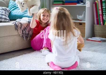 Incantevoli momenti di infanzia felice Foto Stock