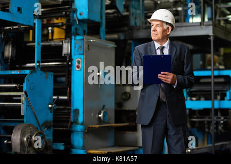 Fiducioso investitore al moderno impianto Foto Stock