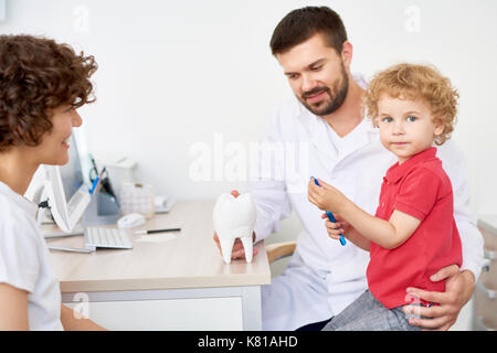 Imparare a spazzola denti Foto Stock