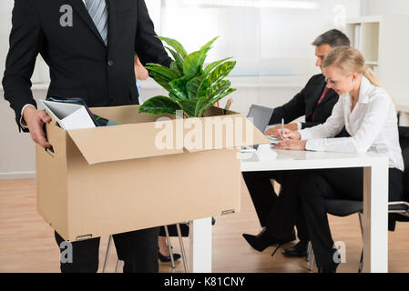 Close-up di imprenditore che trasportano oggetti personali in ufficio Foto Stock