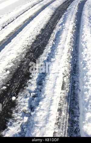 Strada innevata in inverno Foto Stock