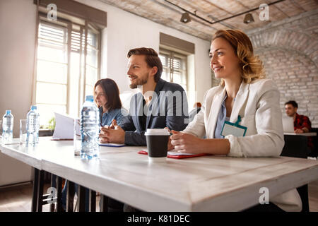 Team di lavoro con la femmina e maschio di persone in azienda sul lavoro Foto Stock