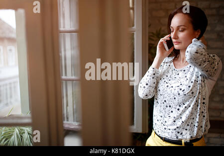 Stanco di business telefonare femmina con business partner Foto Stock