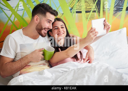 Mattina selfie nel letto Foto Stock