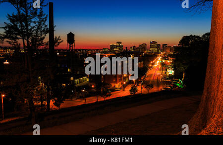 Principale e ampia sts in richmond va al crepuscolo di libby hill con le luci della notte e lo streaming di vetture. Foto Stock