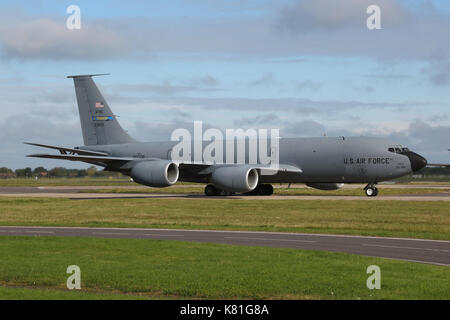 Distribuito Air Force petroliera di riserva da Tinker AFB di rullaggio per la partenza a RAF Mildenhall per un locale di volo per i rifornimenti di carburante. Foto Stock