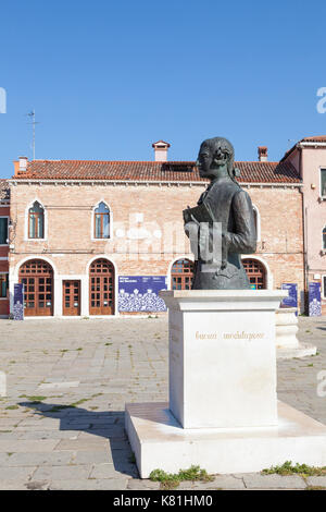 La statua di Baldassare Galuppi davanti al museo del merletto di Burano Venezia Italia in Piazza Baldassarre Galuppi. Burano è famosa per la sua storica l Foto Stock