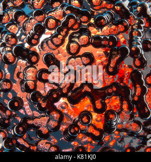 Nero Rosso bolle nel minerale caldo eruzione di lava Foto Stock