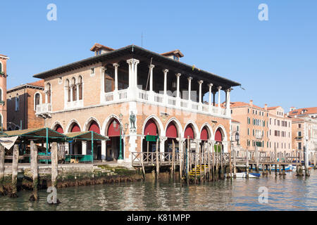 Il fexterior del Mercato di Rialto sul Grand Canal, Venezia, Veneto, Italia in mattina presto luce con bancarelle deserta. Questo mercato è famoso per i Foto Stock