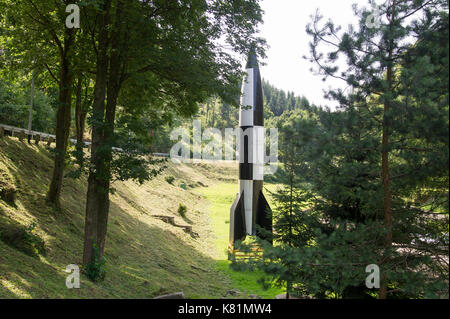 Il modello del razzo V2 fuori Riese Walimskie derive Rzeczka complesse in Walim, Polonia. Il 24 agosto 2017. Nel 1943 Nazi tedeschi cominciarono a larga scala Foto Stock