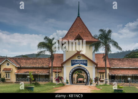 Mysore, India - 27 ottobre 2013: a forma di ferro di cavallo cancello di ingresso e storico rosso giallo edificio piastrellato di polizia montata sede sorge in posizione di parcheggio Foto Stock