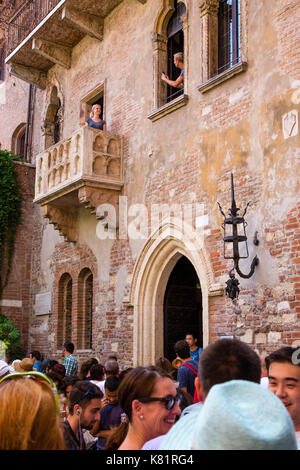 La Casa di Giulietta, la casa di Giulietta e Balcone affollate di turisti in Verona, Italia Foto Stock