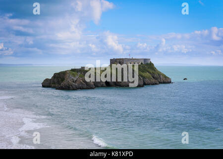 Santa Caterina's Island è una piccola isola di marea legata a Tenby in Pembrokeshire, Galles da Castle Beach con la bassa marea. Foto Stock