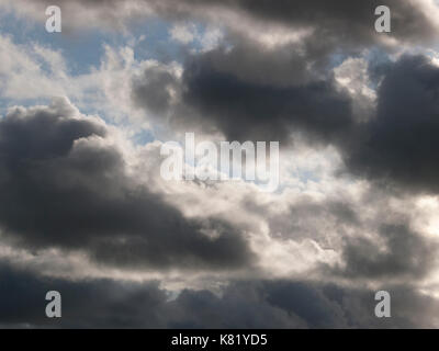 Regno Unito meteo, il sole cercando di rompere attraverso le nuvole scure sopra la città mercato di barnstaple, Devon, Regno Unito Foto Stock