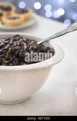 Composizione di natale di mincemeat di Natale tradizionale fatti in casa concentrarsi sul tema, con mince torte e bokeh luci sfondo de focalizzato per l'annuncio Foto Stock