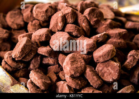 Spolverata di cacao tartufo (Dark zuccheri cacao House, Londra, Regno Unito) Foto Stock