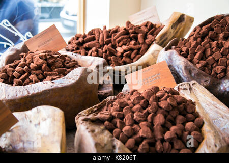 Spolverata di cacao tartufi sul display in ciotole di legno scuro (zuccheri cacao House, Londra, Regno Unito) Foto Stock