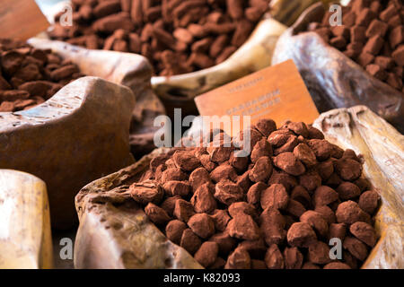 Spolverata di cacao tartufi sul display in ciotole di legno scuro (zuccheri cacao House, Londra, Regno Unito) Foto Stock