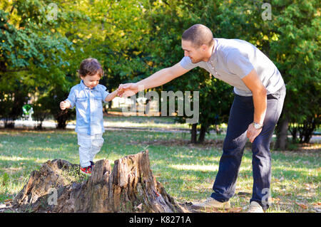 Felice di padre e figlio che giocano nel parco Foto Stock