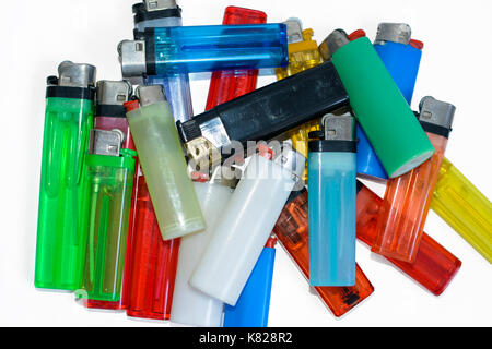 Set di accendini colorati per accendere il fuoco Foto Stock