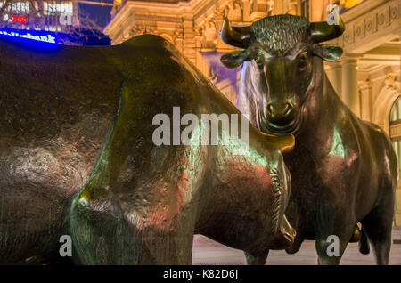 Frankfurt am Main, Assia Germania - 19 gennaio 2017 : il toro e orso statue presso la borsa valori di Francoforte a Francoforte in Germania. Foto Stock