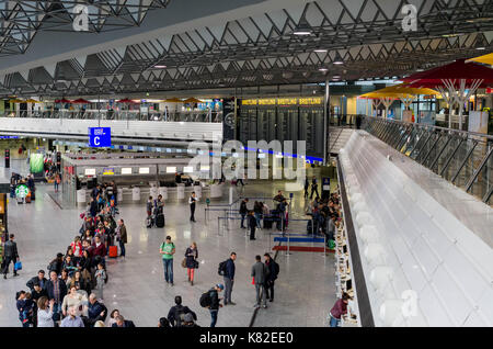 Francoforte, Germania - 07 aprile 2017: all'interno dell'aeroporto di Francoforte. Foto Stock