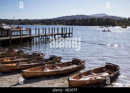 Barche e piedi dal molo Waterhead Ambleside Foto Stock