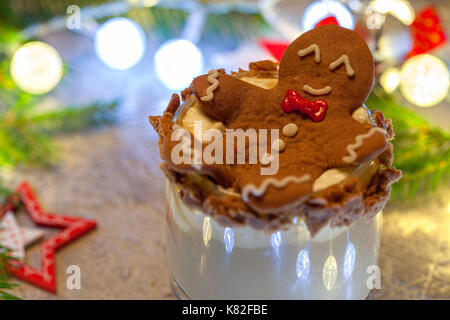 Drunken gingerbread cookie uomo in un cocktail di natale Foto Stock