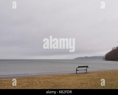 Panca sulla riva del lago Vättern in Jönköping, Småland, Svezia, Europé. Foto Stock