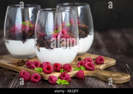 Lampone e cioccolato inezia deserto su sfondo di legno Foto Stock