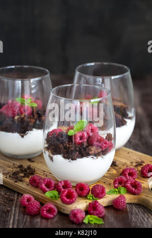 Lampone e cioccolato inezia deserto su sfondo di legno Foto Stock