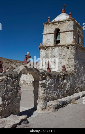 Storico del XVII secolo la chiesa nel piccolo villaggio di Parinacota, situato ad un altitudine di 4.400 metri in lauca parco nazionale del Cile. Foto Stock