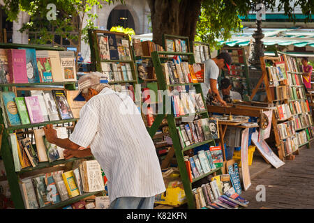 Una edicola in armas, Old Havana, Cuba Foto Stock