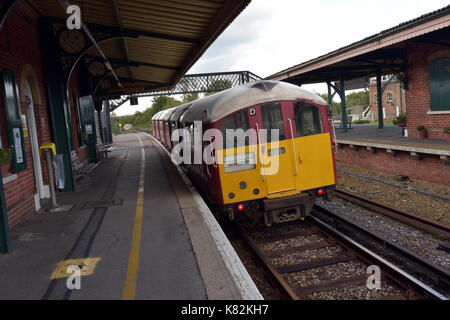 Un'isola principale linea ferroviaria della linea di treno sulla isola di Wight uk usando un vecchio Bakerloo line della metropolitana treno alla stazione di brading patrimonio museo ferroviario. Foto Stock