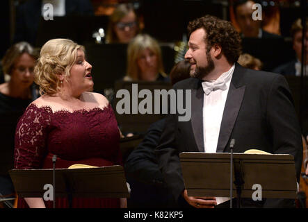 Solo uso editoriale karen cargill e Bryan hymel eseguire berlioz, 'La dannazione di Faust' condotta da Sir Simon Rattle presso il Barbican come parte del suo lancio celebrazione "è questo battito' come direttore musicale della Orchestra sinfonica di Londra. press association. picture Data: domenica 17 settembre 2017. Questo battito è eseguito presso il Barbican Centre, lso san Luca e la Guildhall School di milton corte concert hall fino a settembre 24. Foto di credito dovrebbe leggere: Doug peters/pa filo Foto Stock