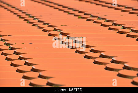 Tradizionale in rosso marrone ceramica tegole del tetto sfondo pattern, chiudere fino a basso angolo di visualizzazione diagonale Foto Stock