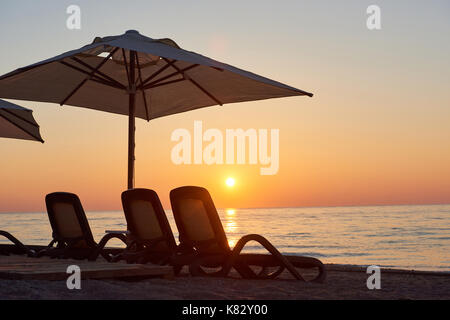 Vista panoramica della spiaggia di sabbia sulla spiaggia con lettini da sole e ombrelloni aperta contro il mare e le montagne. hotel. resort. tekirova-kemer Foto Stock