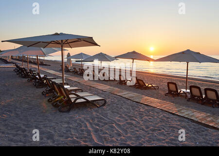 Vista panoramica della spiaggia di sabbia sulla spiaggia con lettini da sole e ombrelloni aperta contro il mare e le montagne. hotel. resort. tekirova-kemer Foto Stock