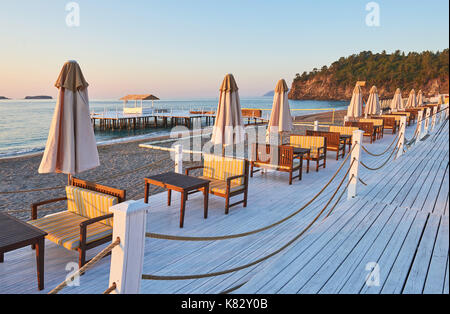 Vista panoramica della spiaggia di sabbia sulla spiaggia con lettini da sole e ombrelloni aperta contro il mare e le montagne. hotel. resort. tekirova-kemer Foto Stock