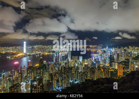 Skyline della città e del porto di Victoria visto dal Victoria Peak, Hong Kong, Cina Foto Stock