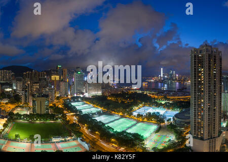 Vista in elevazione, Victoria Park e il distretto centrale dell'Isola di Hong Kong, Hong Kong, Cina Foto Stock