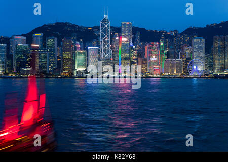 Skyline di Hong Kong visto dal lato di Kowloon del Porto di Hong Kong, Cina, Asia Foto Stock