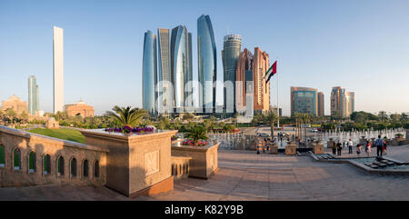 Etihad Towers lasso di tempo visualizzati tramite le fontane di Emirates Palace Hotel Abu Dhabi, Emirati Arabi Uniti, Medio Oriente Foto Stock