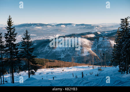 Beskid zywiecki visto da skrzyczne in inverno, Slesia, Polonia Foto Stock