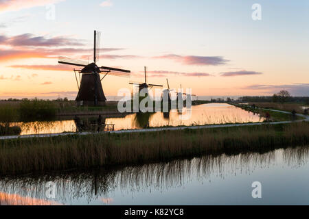 Mulini a vento, Kinderdijk, Sito Patrimonio Mondiale dell'UNESCO, Paesi Bassi, Europa Foto Stock